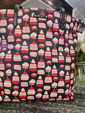 kate spade "Take The Cake" Bon Shopper Cupcake Print Tote Bag-16×12.5×6 NWOT